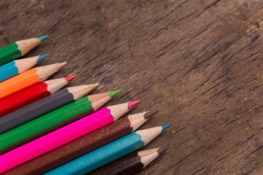 Ahşap renkli kalemler