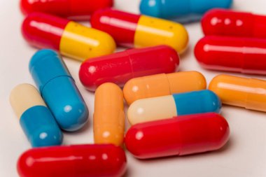 farklı tabletler haplar kapsül yığınları karışık terapi ilaçları