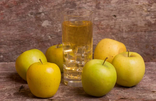 El vaso del jugo de manzana y las manzanas — Foto de Stock