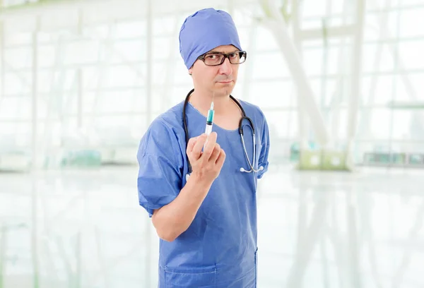 Gekke dokter met een spuit in het ziekenhuis — Stockfoto