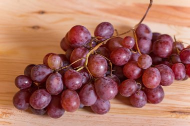 Bir sürü kırmızı üzüm.