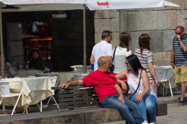 Turistler ve yerliler Ribeira tadını çıkarın