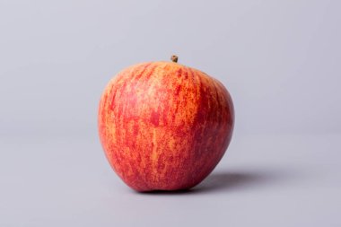 gri ahşap masa üzerinde elma