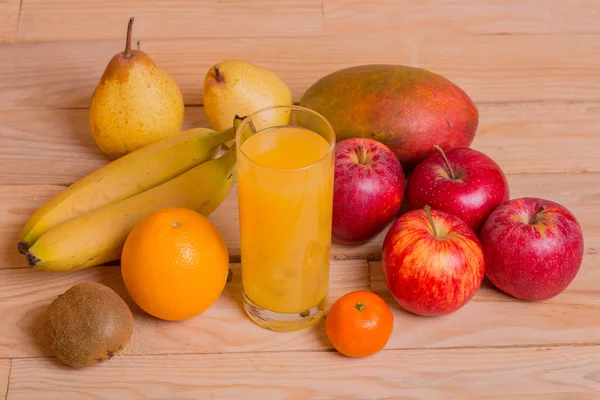 Variedade de frutas e suco de laranja — Fotografia de Stock