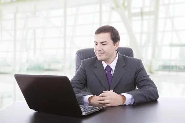 Geschäftsmann arbeitet mit Laptop — Stockfoto