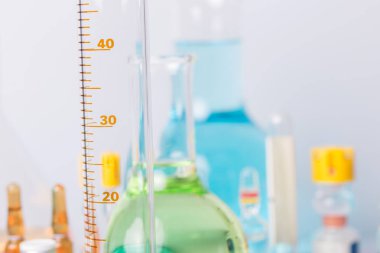 Araştırma laboratuarı çeşitli cam ekipman ayrıntıları.