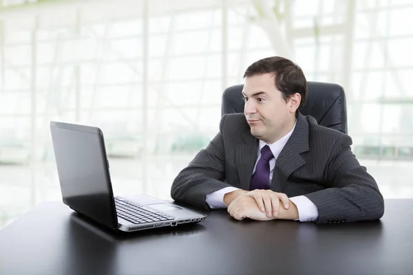 Üzleti ember dolgozik a laptop — Stock Fotó