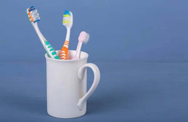 Οδοντόβουρτσες σε ένα φλιτζάνι — Φωτογραφία Αρχείου