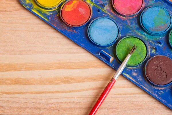 Boya ile kirli fırça