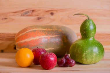 Tahta masada meyveler