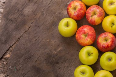 Eski bir ahşap masada elma