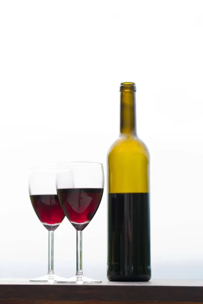 Butelka wina i szkło na drewnianym stole — Zdjęcie stockowe