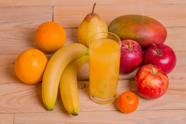 Разнообразие фруктов и апельсинового сока — стоковое фото