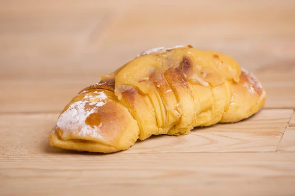 Croissant auf einem Holztisch — Stockfoto