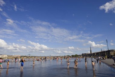 Bordo su aynası insanlarla dolu