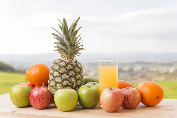 Ett glas apelsinjuice — Stockfoto