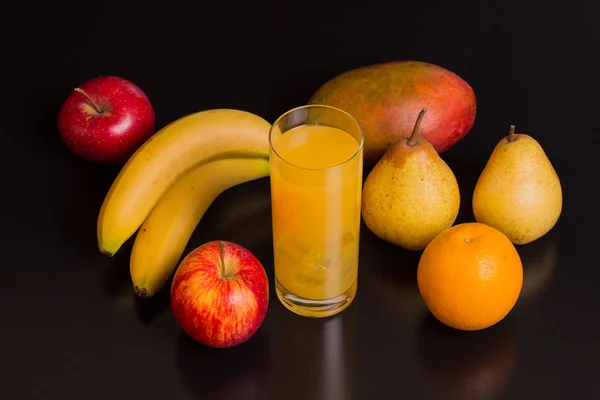 Variedade de frutas e suco de laranja — Fotografia de Stock