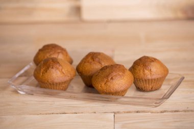 Ahşap masa üzerinde lezzetli kek