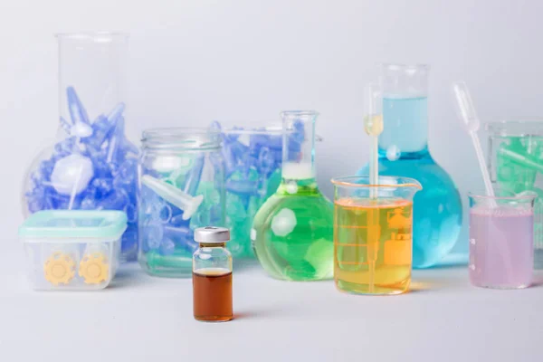 Laboratorio de investigación surtido de equipos de cristalería — Foto de Stock