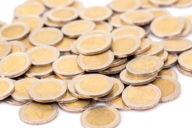 İzole iki euro sikke yığını