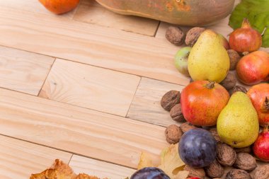 Tahta masada meyveler