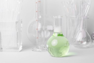 Araştırma laboratuarı çeşitli cam ekipman ayrıntıları.