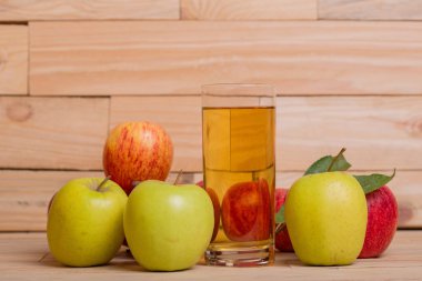 Bir bardak elma suyu ve kırmızı elma