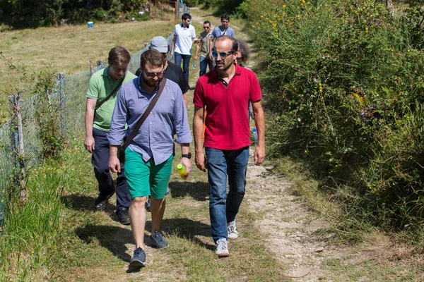 Groep mensen wandelen — Stockfoto