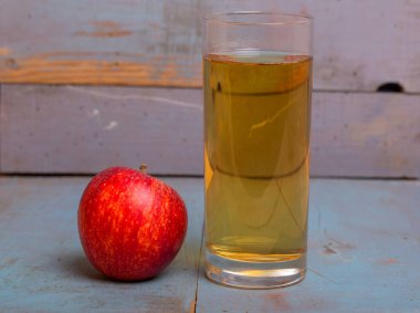 Bir bardak elma suyu.
