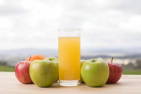 Copo de suco de laranja e muitas frutas — Fotografia de Stock