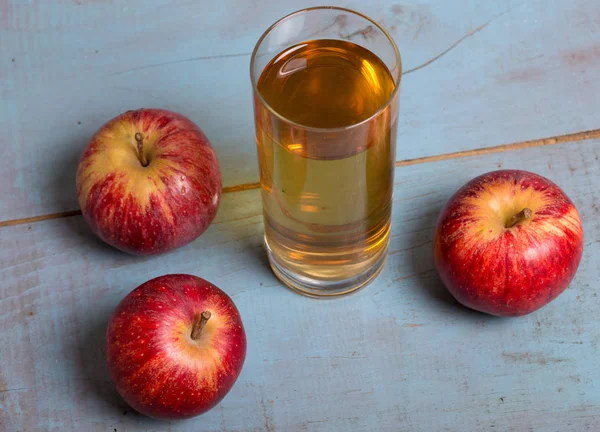 Glas Apfelsaft und rote Äpfel — Stockfoto