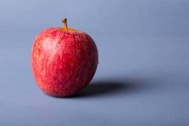 mavi ahşap bir masa üzerinde elma