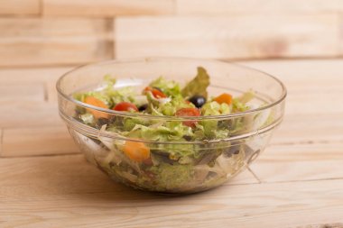 ahşap masa üzerinde taze sağlıklı salata