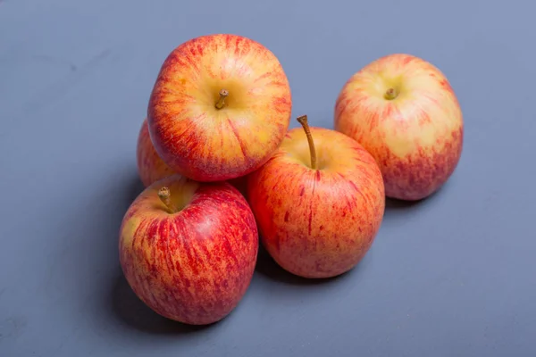 Äpfel auf einem blauen Holztisch — Stockfoto