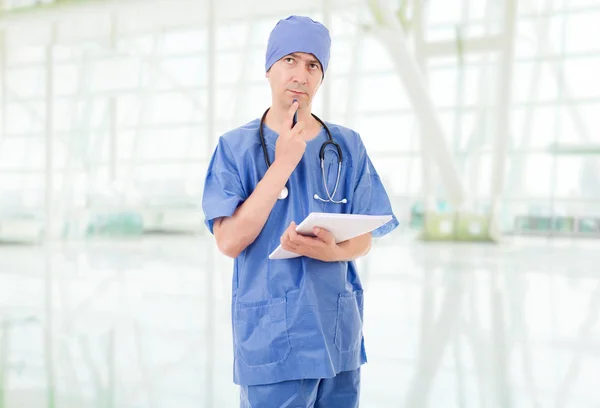 Dokter denken in het ziekenhuis — Stockfoto