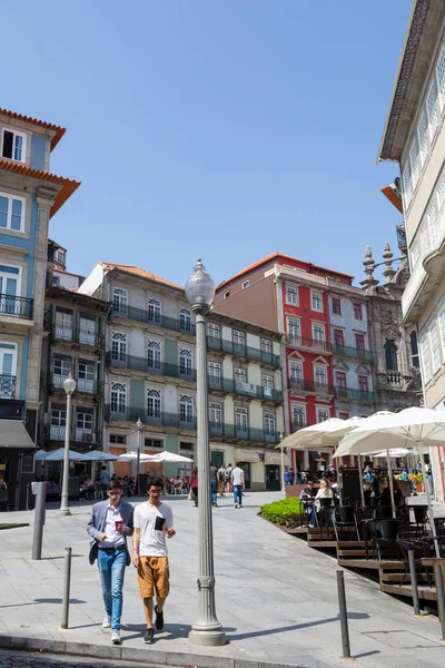 Gente caminando en la calle Old Town de Oporto —  Fotos de Stock