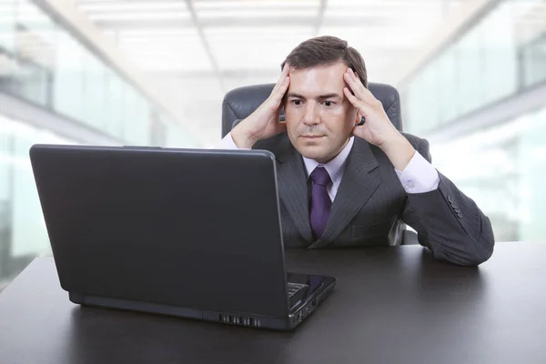 Bezorgde zakenman werken met is laptop — Stockfoto