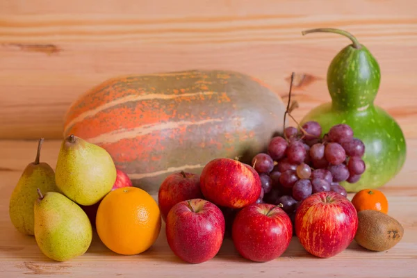 Frukter på träbord — Stockfoto