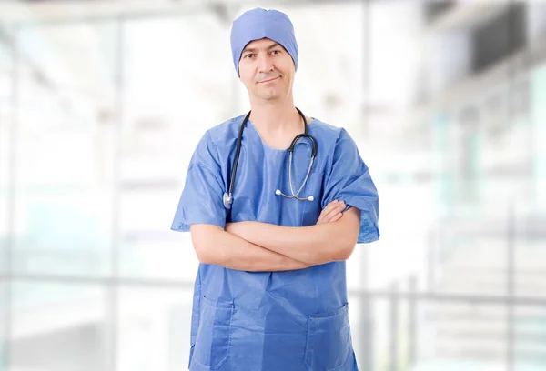 Feliz médico masculino en el hospital — Foto de Stock