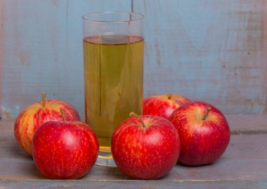 Bardak elma suyu ve Kırmızı elma