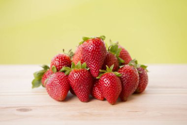 çilek Bahçe'nın masasında