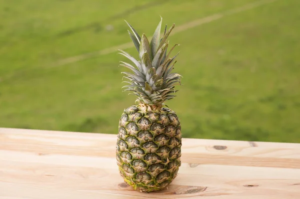 Ananasfrüchte auf einem Holztisch — Stockfoto