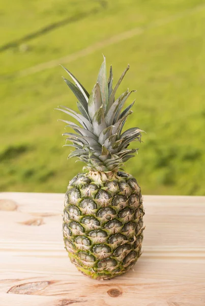 Owoce ananasa na drewnianym stołem — Zdjęcie stockowe