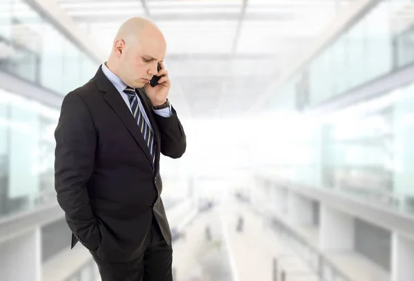 Homem de negócios preocupado ao telefone — Fotografia de Stock