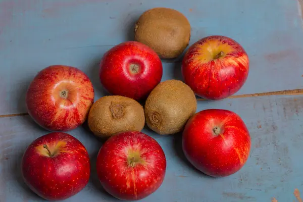 Tahta masada meyveler