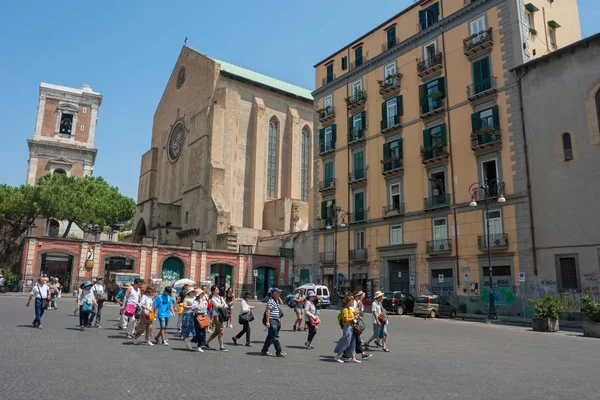 Turistler Napoli Piazza Gesu Nuovo üzerinde Immaculate Virgin yürüyüş
