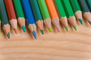 Ahşap renkli kalemler