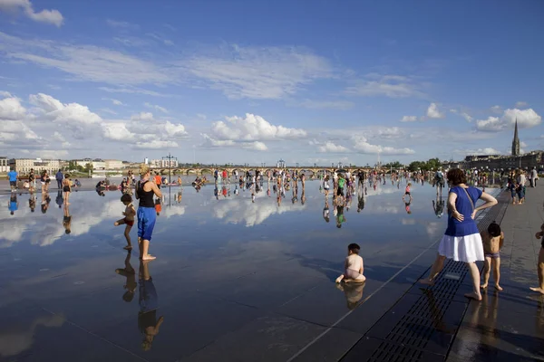 Бордо водний дзеркало повно людей — стокове фото