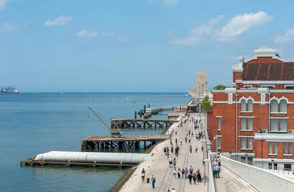 Emberek: a Museum of Art, architektúra és technológia — Stock Fotó