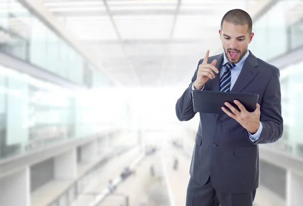 Geschäftsmann, der im Büro mit einem Tablet-PC arbeitet — Stockfoto